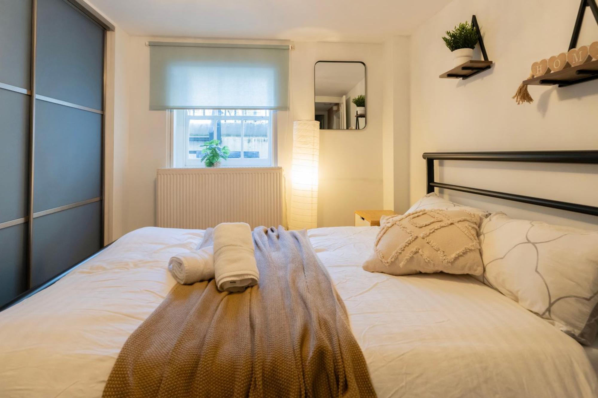 דירות לונדון Gorgeous 2Bed House In New Road מראה חיצוני תמונה