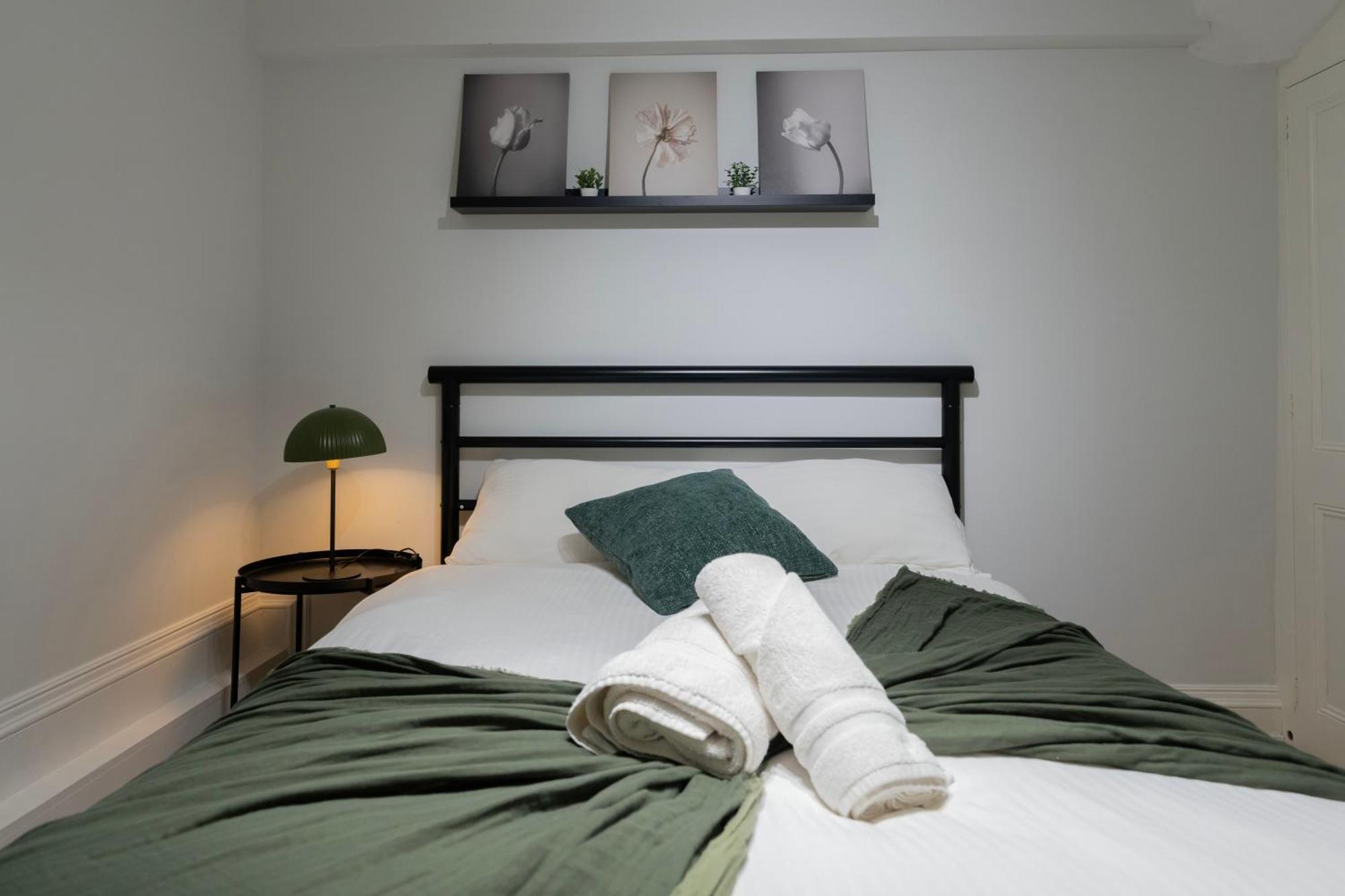 דירות לונדון Gorgeous 2Bed House In New Road מראה חיצוני תמונה